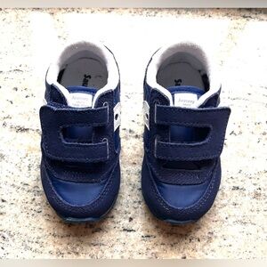 Saucony Sneakers! Navy blue, fresh and NEVER WORN